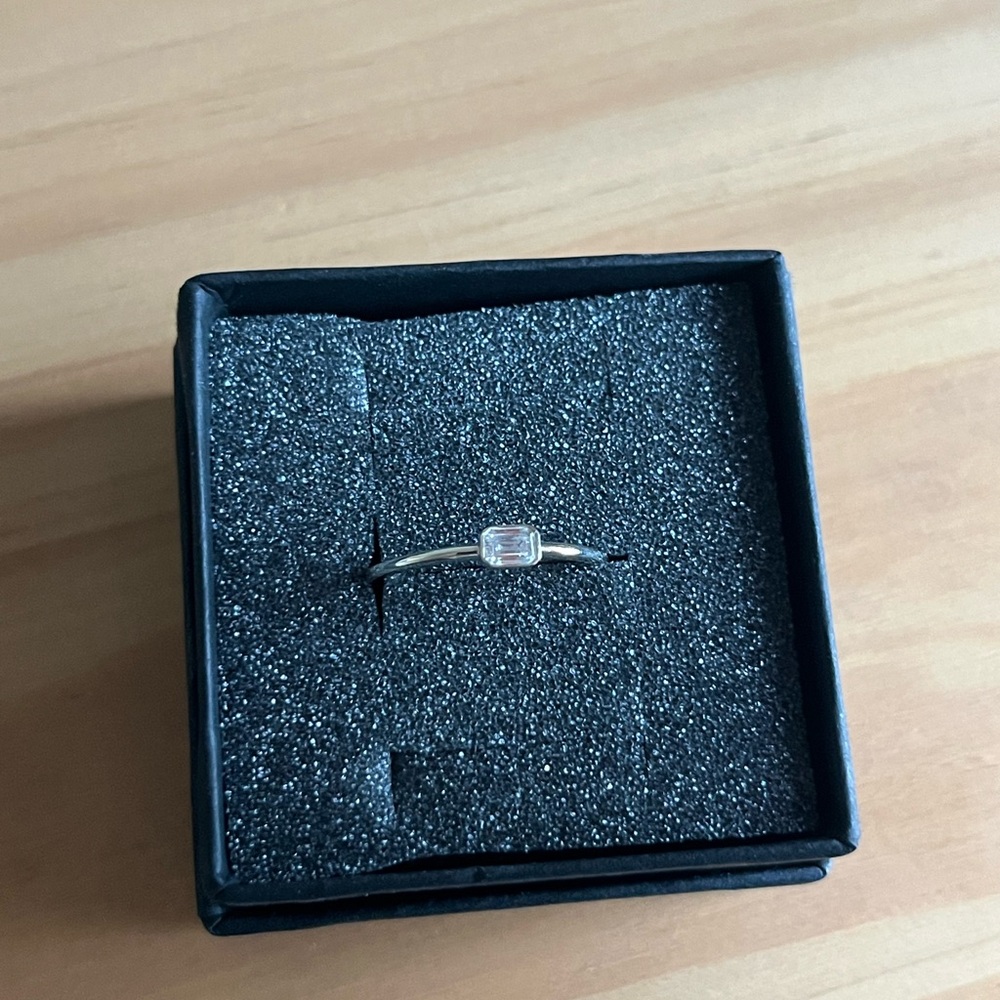 Diamond white gold ring